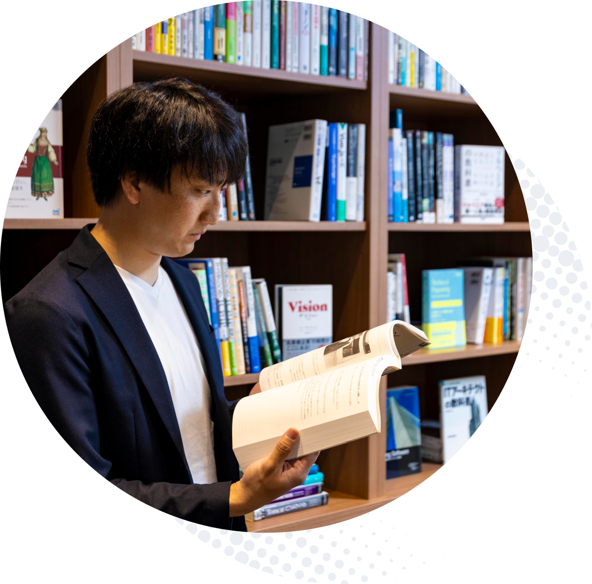 本を読んでいる社員の写真