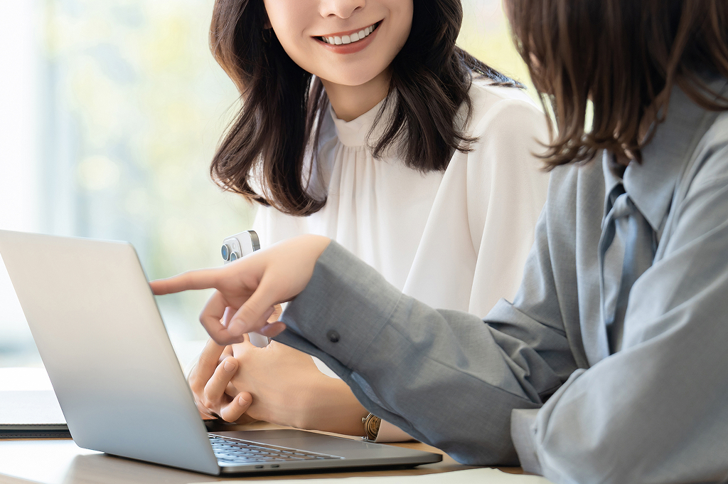 先輩社員が後輩社員を教えている写真